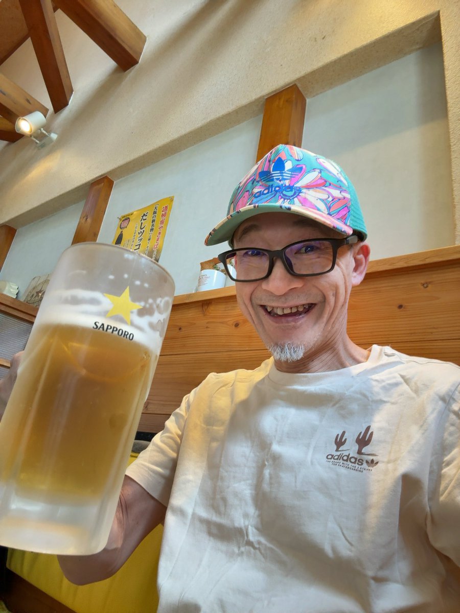 kuto10's tweet photo. 近所で昼飲み出来るとこ発見！！11:30〜14:00
夜勤明けで飲みにきて『三大劇作家の世界大冒険』観に来てくれた店主さんと地元ネタで盛り上がってます🤭 https://t.co/nH8XXeyAdg