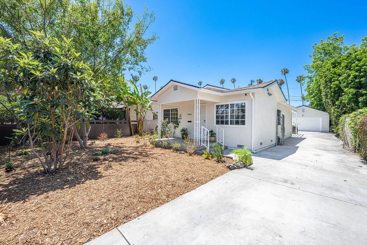 ShilianGroup's tweet photo. #NewListing in Leimert Park. 4181 Arlington Ave. #3Bedroom | 3 bath | 1,020 sq ft | $699,000. A 1922 character #Home with hardwood floors, a formal dining room, solar panels, a detached two-car garage, and a 6,500+ sq ft lot. Details: https://t.co/Sab0MOMlLS https://t.co/fMk4Yk9t2N