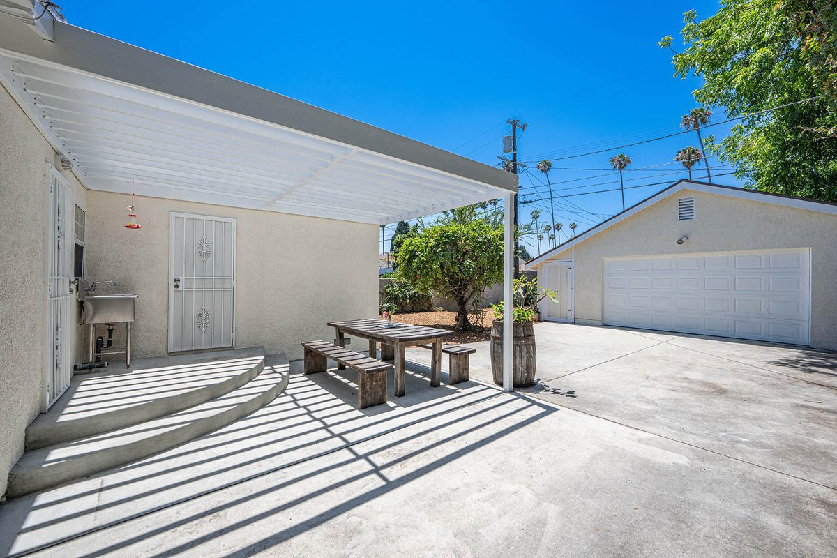 ShilianGroup's tweet photo. #NewListing in Leimert Park. 4181 Arlington Ave. #3Bedroom | 3 bath | 1,020 sq ft | $699,000. A 1922 character #Home with hardwood floors, a formal dining room, solar panels, a detached two-car garage, and a 6,500+ sq ft lot. Details: https://t.co/Sab0MOMlLS https://t.co/fMk4Yk9t2N
