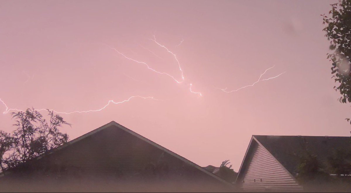 ReiEclipse01's tweet photo. Nice storm going on https://t.co/TlIuMs7Jnq