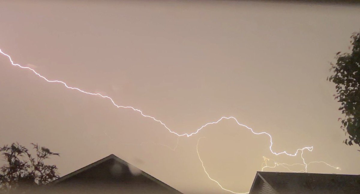 ReiEclipse01's tweet photo. Nice storm going on https://t.co/TlIuMs7Jnq