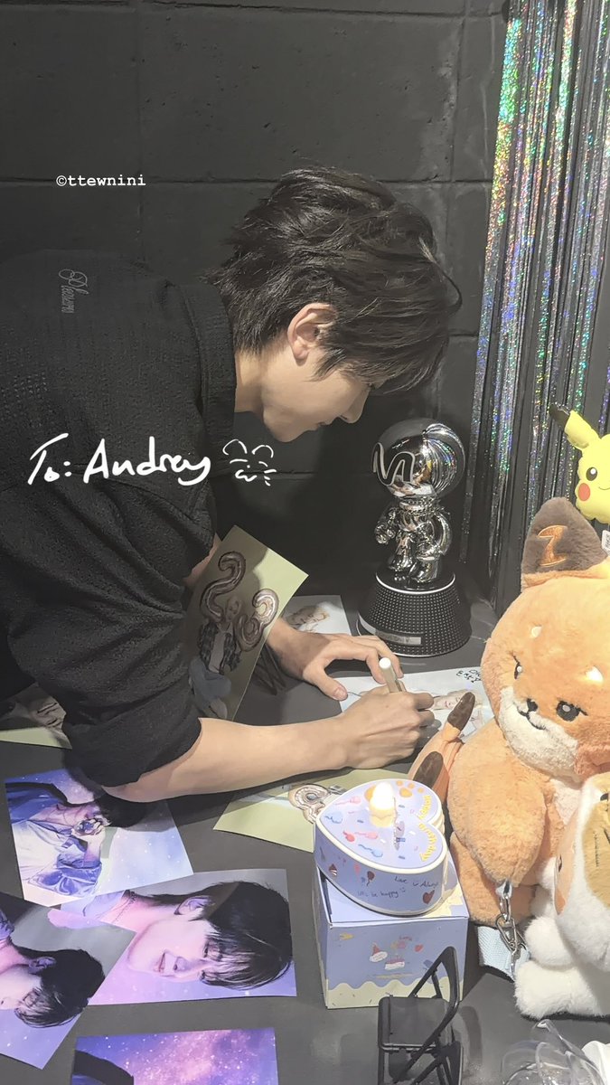 ttewnini's tweet photo. 260529. BIRTHDAY EXHIBITION
 
POV: taking boyfriend material pics of Matthew 😚😚

#석매튜 #제로베이스원    #SEOKMATTHEW #ZEROBASEONE     #ZB1     #ASCEND  #ZEROSE #matthew #HAPPYMATTHEWDAY #LOVEAINTEASY https://t.co/BdbCftzO4C