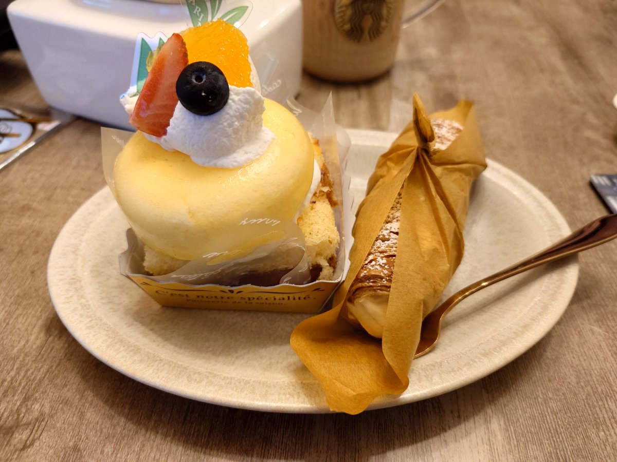 MJ_red_desire's tweet photo. カシスオレンジケーキとコルネ！！ https://t.co/QKrCJEMSO3