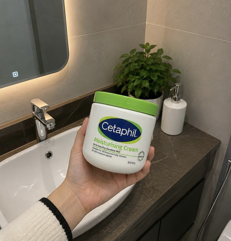 dayaszy's tweet photo. Masih gemeteran sampe sekarang 😭
Bener-bener ga nyangka ternyata bisa dapetin pelembap yang udah dokter approved dengan harga semurah ini!! Biasanya kalau skincare yang kualitasnya bagus tuh langsung mahal banget, tapi ini beneran masih ramah di kantong 🥹💙 https://t.co/X7KZAmJO1v