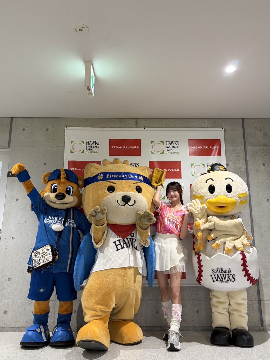 Hanemaru_Koi's tweet photo. 5月26日、HAWKSベースボールパーク筑後での始球式の時、SAKURA GRADUATIONのMireiちゃんと一緒にグラウンドへ行かせてもらったよ🎂
想い出に残るお誕生日になって嬉しかったぁ⚾️

 #はね丸BD2026 記念🎁企画へのご応募ありがとーございまーるっ！当選者の方には、送り先📮お尋ねのチャット(DM)を送るね https://t.co/1Vd77skCny