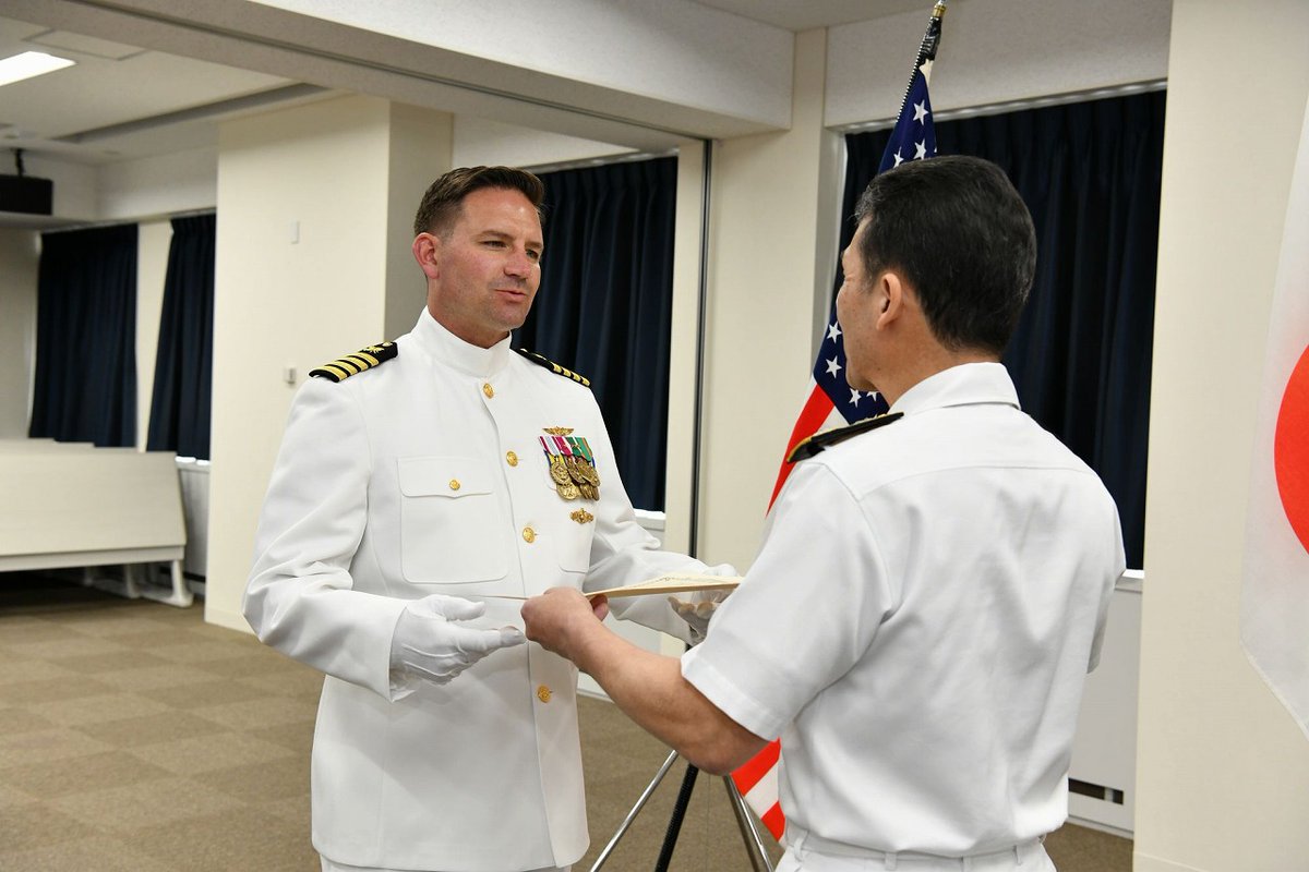 JMSDF_SDF's tweet photo. ５月２７日（水）、自衛艦隊司令官 大町克士海将は、自衛艦隊と米海軍との連携強化に尽力された米海軍第７艦隊ラタス大佐に感謝状を贈呈しました。 #第7艦隊 #自由で開かれたインド太平洋 https://t.co/npgs2xHMrd