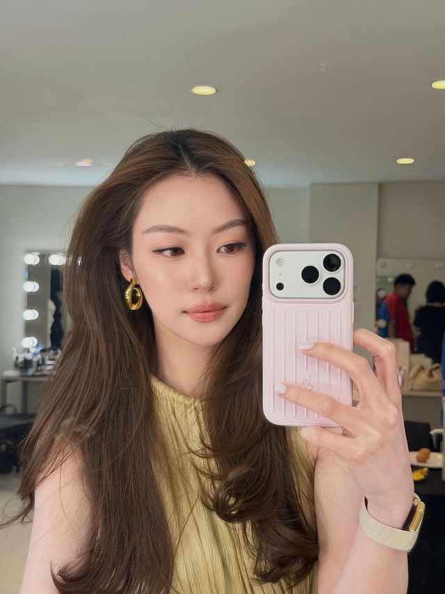 III_Chuu's tweet photo. รอน้องหมิวขึ้นหน้า ขึ้นผมแปบบบ https://t.co/0kBPWh6Qfp