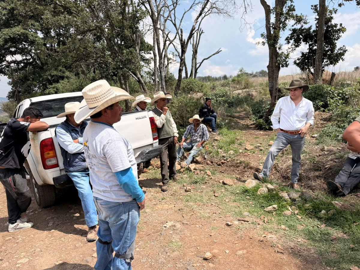 CLopez_Imm's tweet photo. Seguimos caminando nuestras calles, recorriendo nuestras comunidades y manteniéndonos cerca de la gente, porque escuchar, acompañar y atender de primera mano sus inquietudes es la mejor forma de construir soluciones para nuestras familias. 

#CarlosLópezIMM #DiputadoJilotepec #TuVozIMMporta