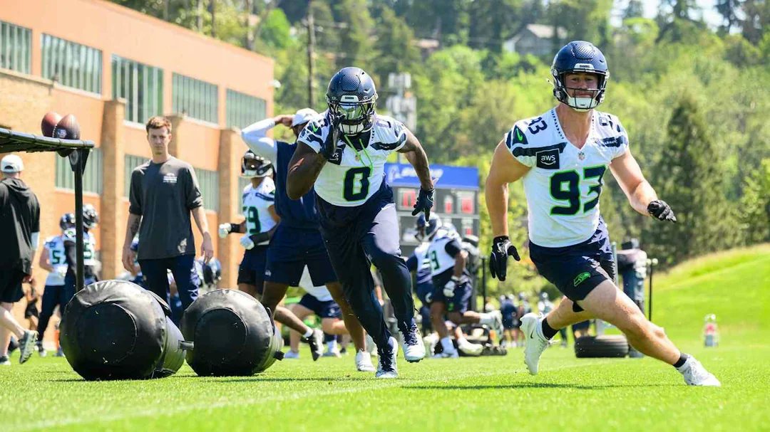 SeahawksNester's tweet photo. When did the Seahawks sign a giraffe? https://t.co/9iq2BwNbu1