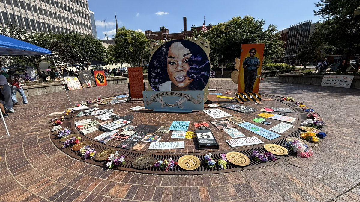 StayLiveStreams's tweet photo. Bianca Austin of Families United took a strong lead in putting together Breewayy Day and it was amazing. Many gathered at the Square from 1pm to 8pm for many speakers, performances, basketball, food, games and so much more. #sayHerName #diSuNombre #breonnaTaylor https://t.co/6powCcmeVi