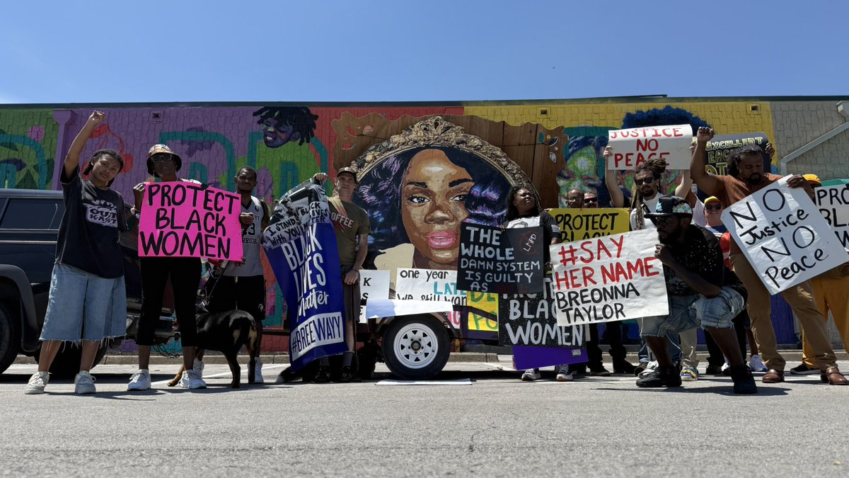 StayLiveStreams's tweet photo. Bianca Austin of Families United took a strong lead in putting together Breewayy Day and it was amazing. Many gathered at the Square from 1pm to 8pm for many speakers, performances, basketball, food, games and so much more. #sayHerName #diSuNombre #breonnaTaylor https://t.co/6powCcmeVi