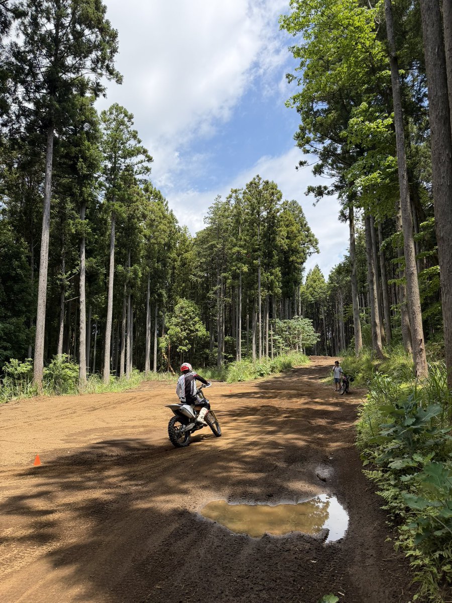Ridge_Cycle's tweet photo. リッジパークのプライベートスクールのお申込みをいただきました！

今回はスーパーモトに参戦されているライダーの方で、ダートセクション強化のための練習です😊

最近はスーパーモトライダーの方々がダート練習に取り組むケースも増えているようですね！

リッジパークでは、オープン日以外でもプライベートスクールをご利用いただけます。
レベルや目的に合わせて内容を組み立てますので、初心者の方からレース参戦中の方までお気軽にご相談ください👌

皆様のご利用をお待ちしております！