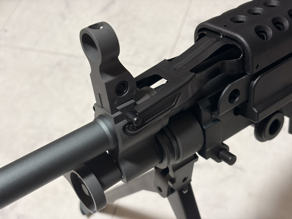 yousunics's tweet photo. WELL M249ミニミ ツインモーター
EG1000系モーターを2機搭載、ベベルギアからセクターギアの大型スパー部に直結で繋がるシンプルな駆動系＝電動ガンで弱いとされるスパーギアの排除となり、駆動効率アップと故障率低下が期待されます
フロントサイトなどのメタルパーツは亜鉛ダイキャストではなくアルミダイキャスト？でかなり軽い仕上がりでメカボはQD！