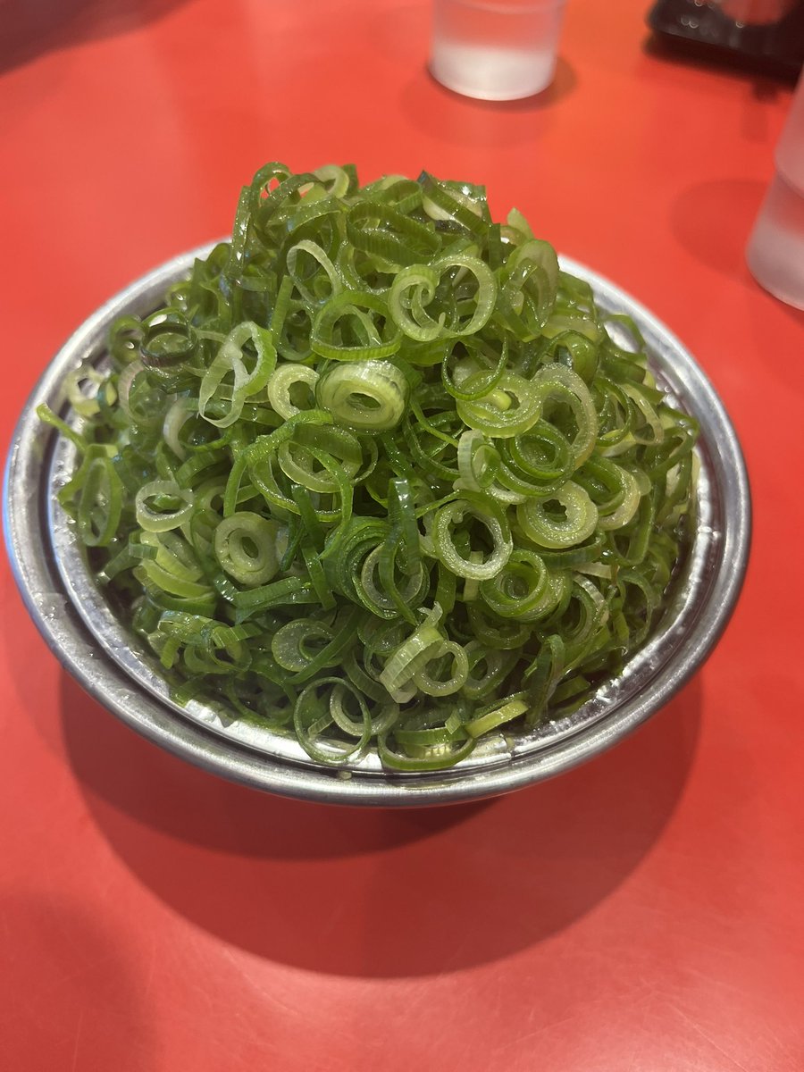 DIC125's tweet photo. 偶に起きるネギダブル事故🍜爆盛り別皿提供に歓喜😑やわらかめは軽〜く受け流し〜

ラーメン環2家川崎店@川崎区小川町

中チャーシュー(多め、やわめ)＋九条ネギTPダブル

#ラーメン環2家 #ラーメン環2家川崎店  #吉村家直系店 https://t.co/lLDK748jk2