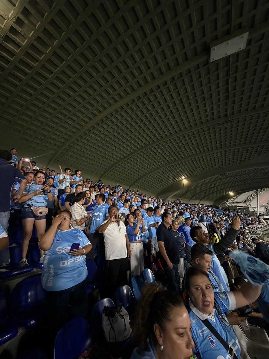 LuisDav77373700's tweet photo. Grande el ídolo | grande la banda | ENORME NUESTRA HINCHADA 💙🩵🔥 seguimooooos LPM https://t.co/67szajb5jU