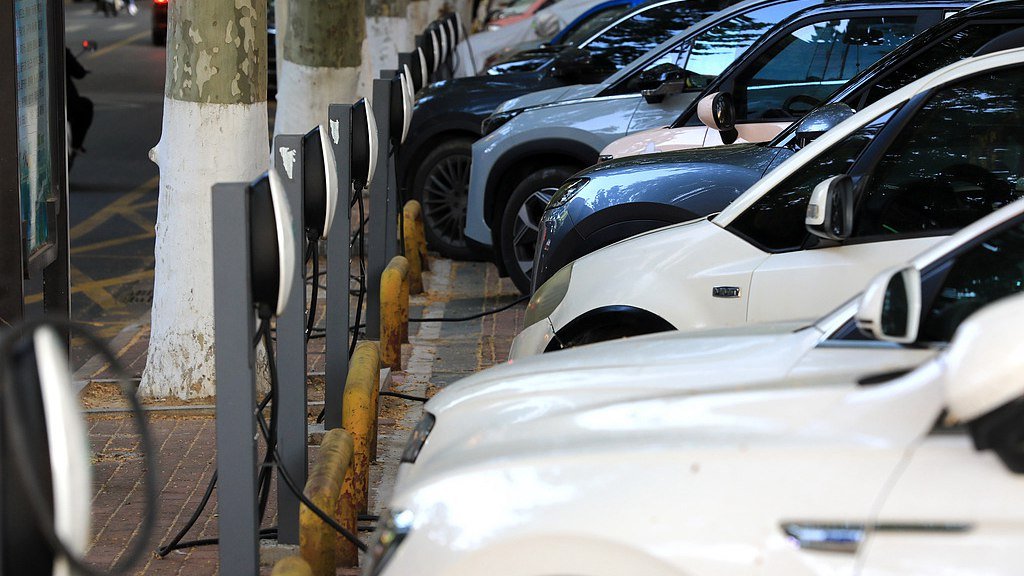 CGTNOfficial's tweet photo. China seeks to step up regulation of NEV battery recycling https://t.co/ynR4w3OyLq https://t.co/7bBuMvqlzg