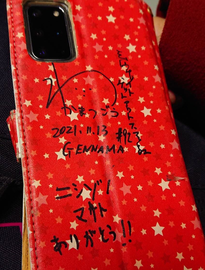 mamimami27's tweet photo. 昨日は都城からの帰りの電車でクスクスしながら拝聴✨ニシゾノティーダさんが問題にしてくれたスマホケースなつかしいなー真夜中の駅の一角での公開生放送、雨がしとしと降った湿気の温かみと11月の肌寒さ、シチュエーションがえもい！あの日に帰りたい #ミッドアウトバルーン
https://t.co/uPXe3dX93k https://t.co/9seCJT89PT