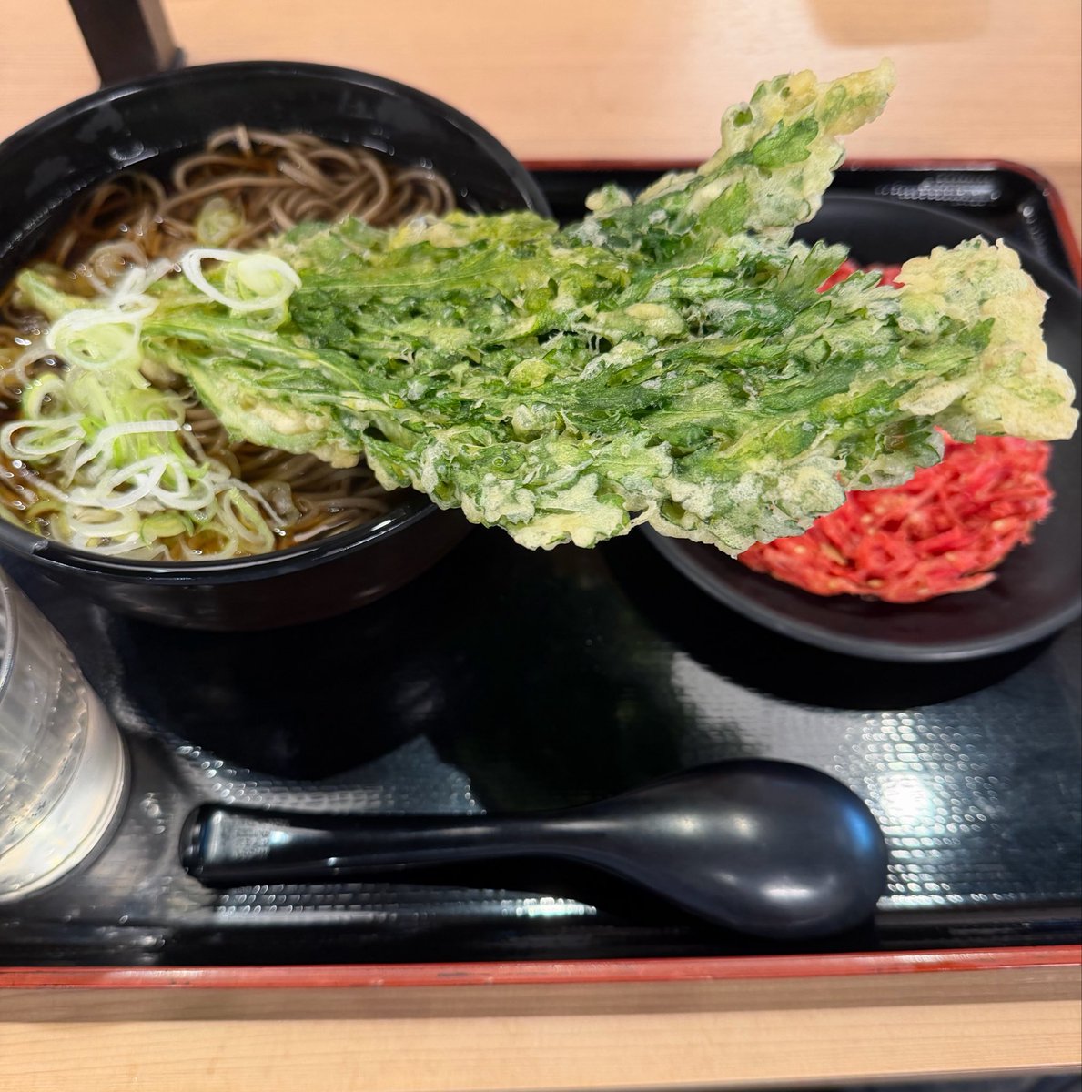DeckyJam's tweet photo. 2026/05/29
よもだそば　有楽町
今日は仕事前によもだで朝そばをキメる。春菊&amp;紅生姜のダブル天に隙は無かった。 https://t.co/sf50wfBZZw