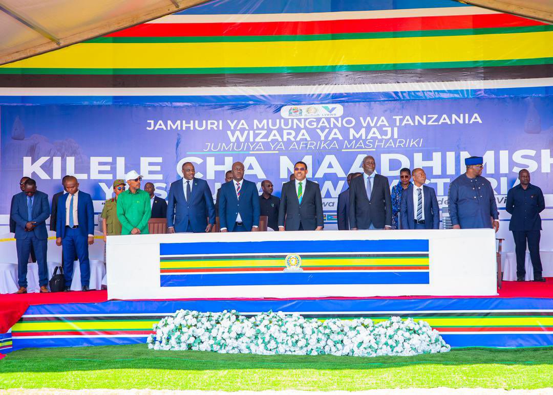 okidi64's tweet photo. I am deeply honoured to have received the prestigious Regional Award from Tanzania’s Prime Minister, Dr. @mwigulunchemba1, during Nane Nane in Mwanza, for pioneering the Lake Victoria rescue initiative. @min_waterUg #MWEworks https://t.co/Mi2853PGyj