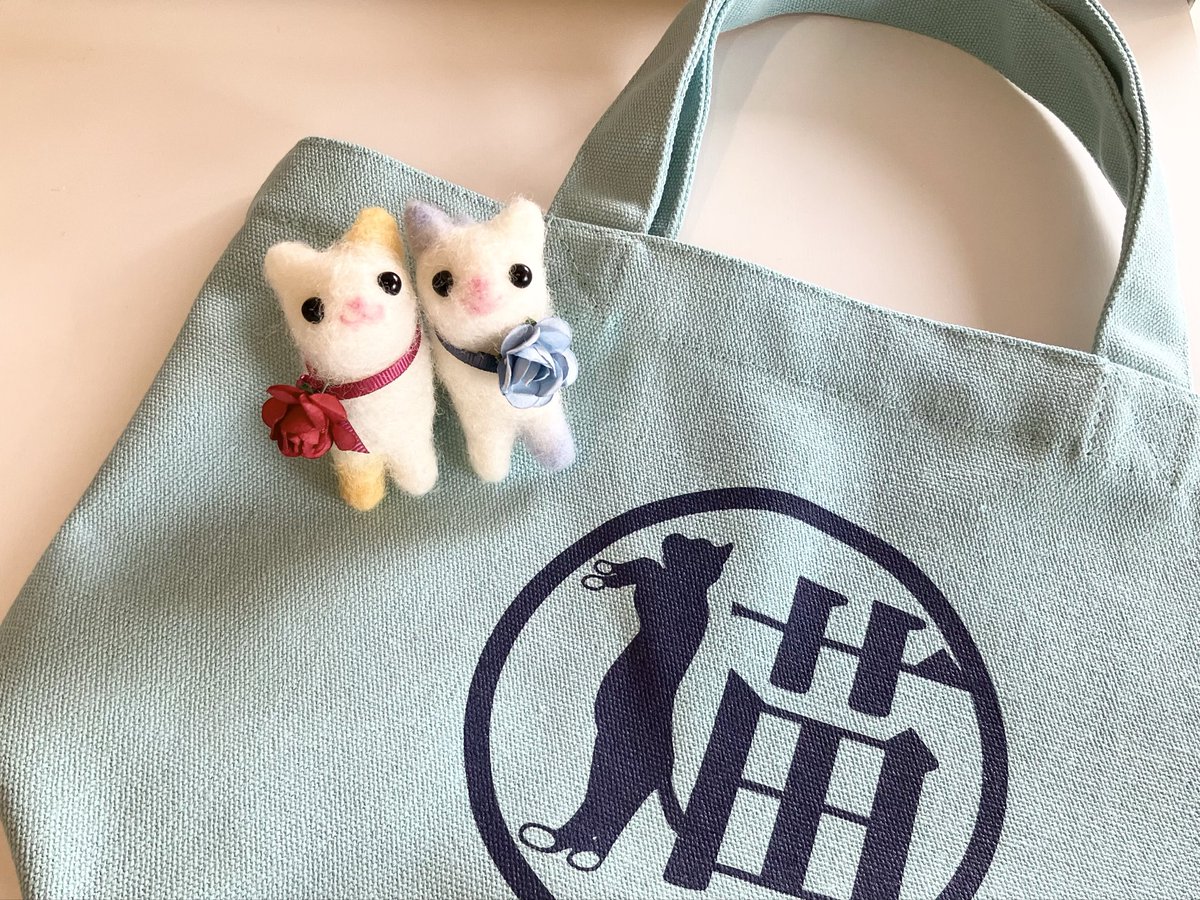 スタンプが5個貯まると【クリアファイル】か【缶バッジ】、 10個貯まる
