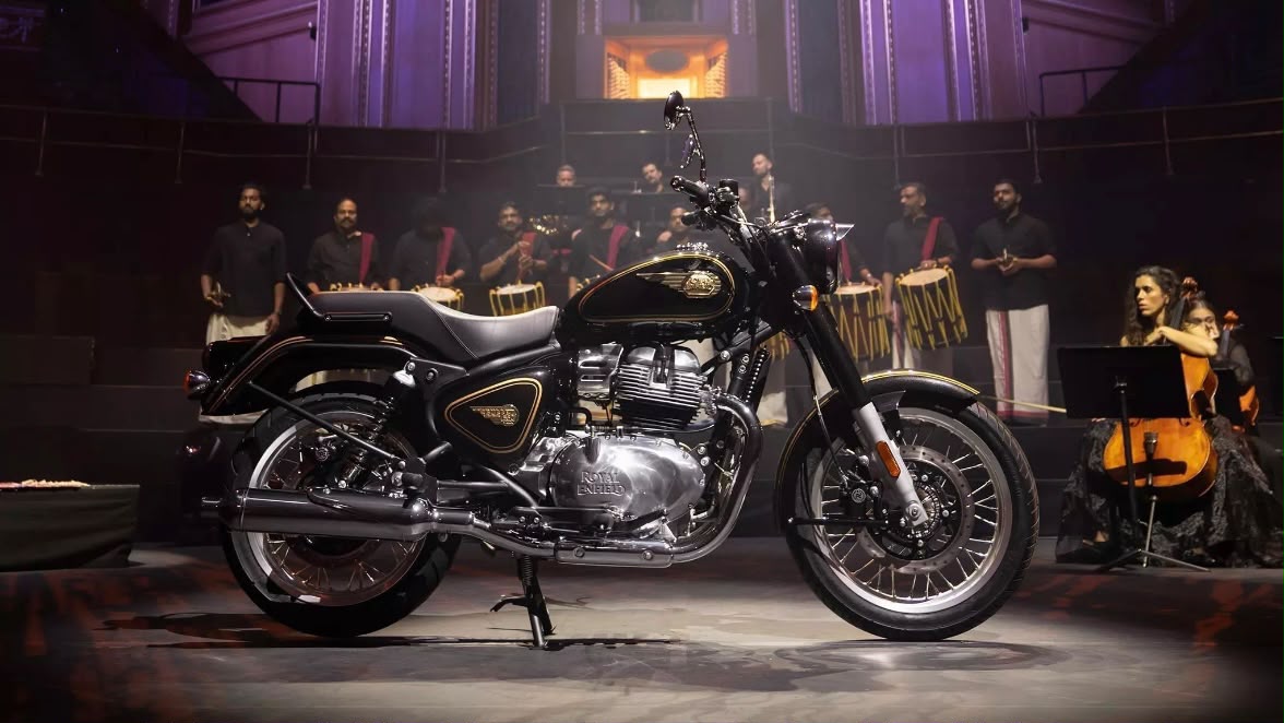 Insight_indiaa's tweet photo. Royal Enfield takes the iconic Bullet legacy to the next level with its powerful 650cc avatar🔥

#RoyalEnfield #Bullet650 #MotorcycleLife #BikeLovers #IndiaAuto https://t.co/TeL78ZmfeE