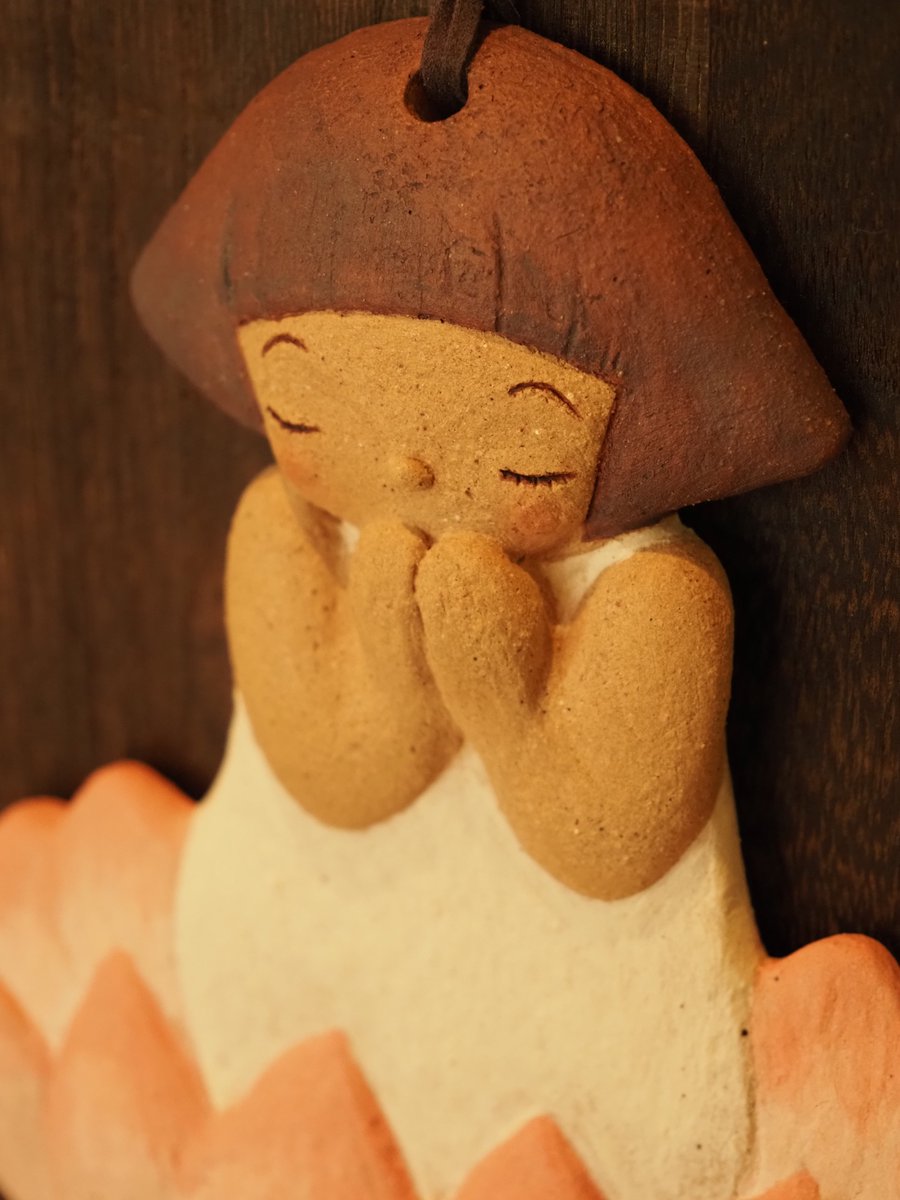 kanansgallery's tweet photo. ホンダで二つの陶板は旅立ち、待ち人に会えなかった三つ目の陶板「のんのさま」は
今は我が家の玄関に飾られていて、しばしの間、私を癒してくれている

今朝はいろんな方向から写真を撮ってみた
https://t.co/Q9sWMZTDVGはてなブログ更新しました https://t.co/k4sE91Dzrn