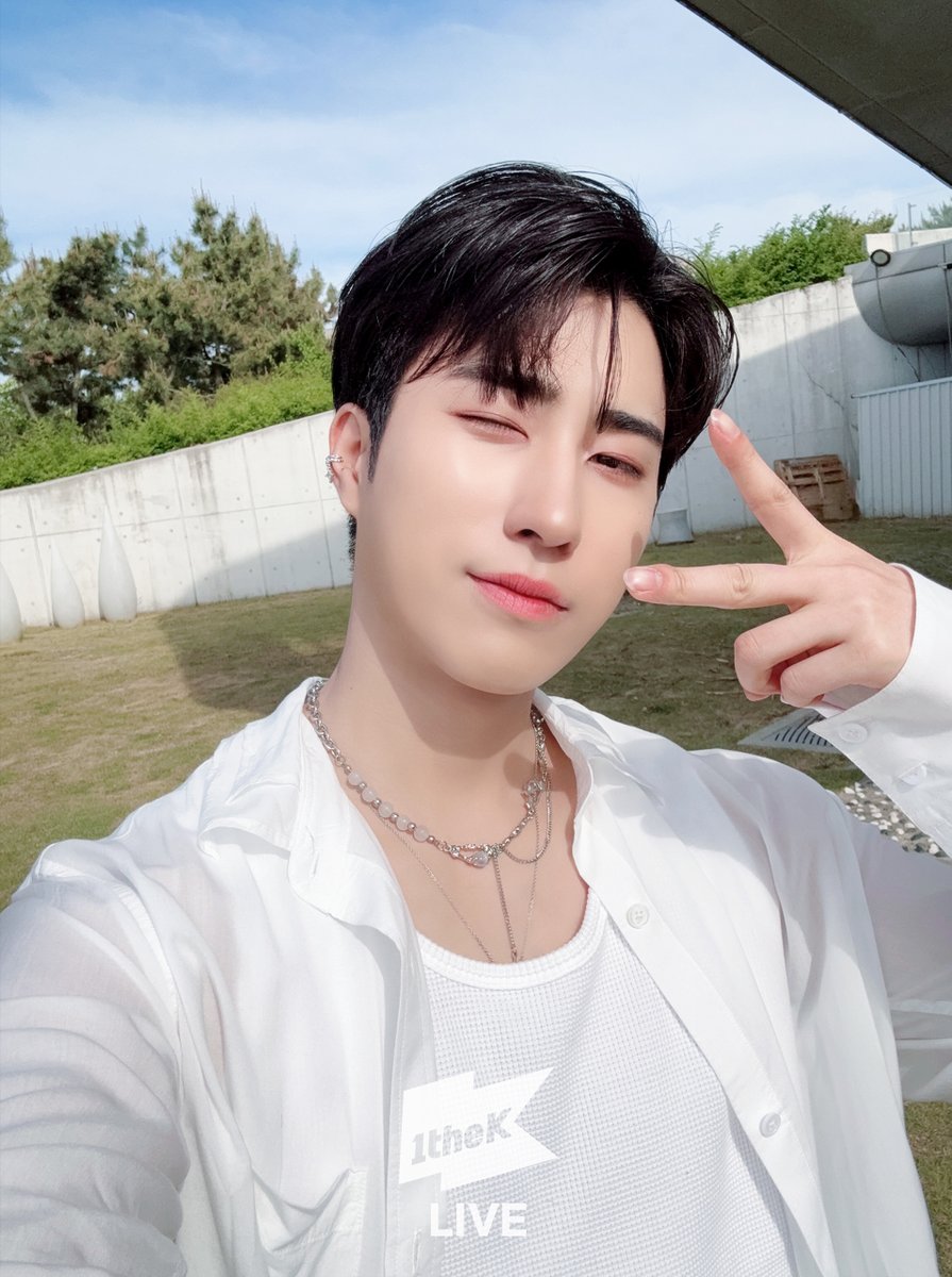 1theK's tweet photo. #야외녹음실 보고 귀 호강했더니이 셀카 보니까 눈 호강까지 세트로 완벽해쨔나.. 🥺
#원위 덕분에 내 귀랑 눈이 호강 전성기를 맞이함!
#ONEWE #ICARUS @official_ONEWE

#Beyond_the_Studio 👉 https://t.co/tFdhvujFbg https://t.co/zqJX3l9pp3