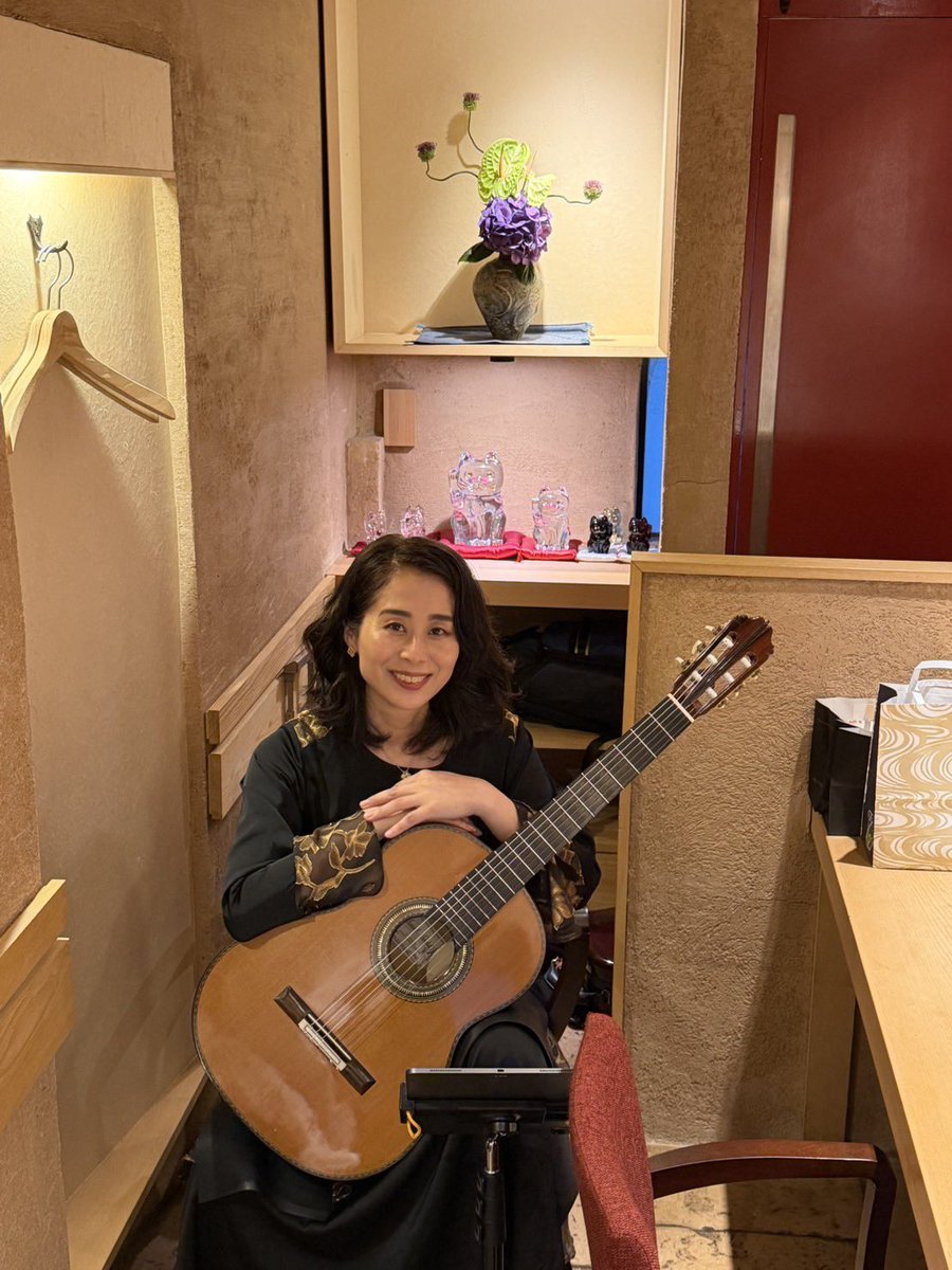 tomomikohno's tweet photo. 昨日のひとコマ
赤坂の椿さん
10周年おめでとうございます🎉
後ろにバカラの招き猫さんがたくさん

素敵な時間でした🫶 https://t.co/jcEAvp1u2g