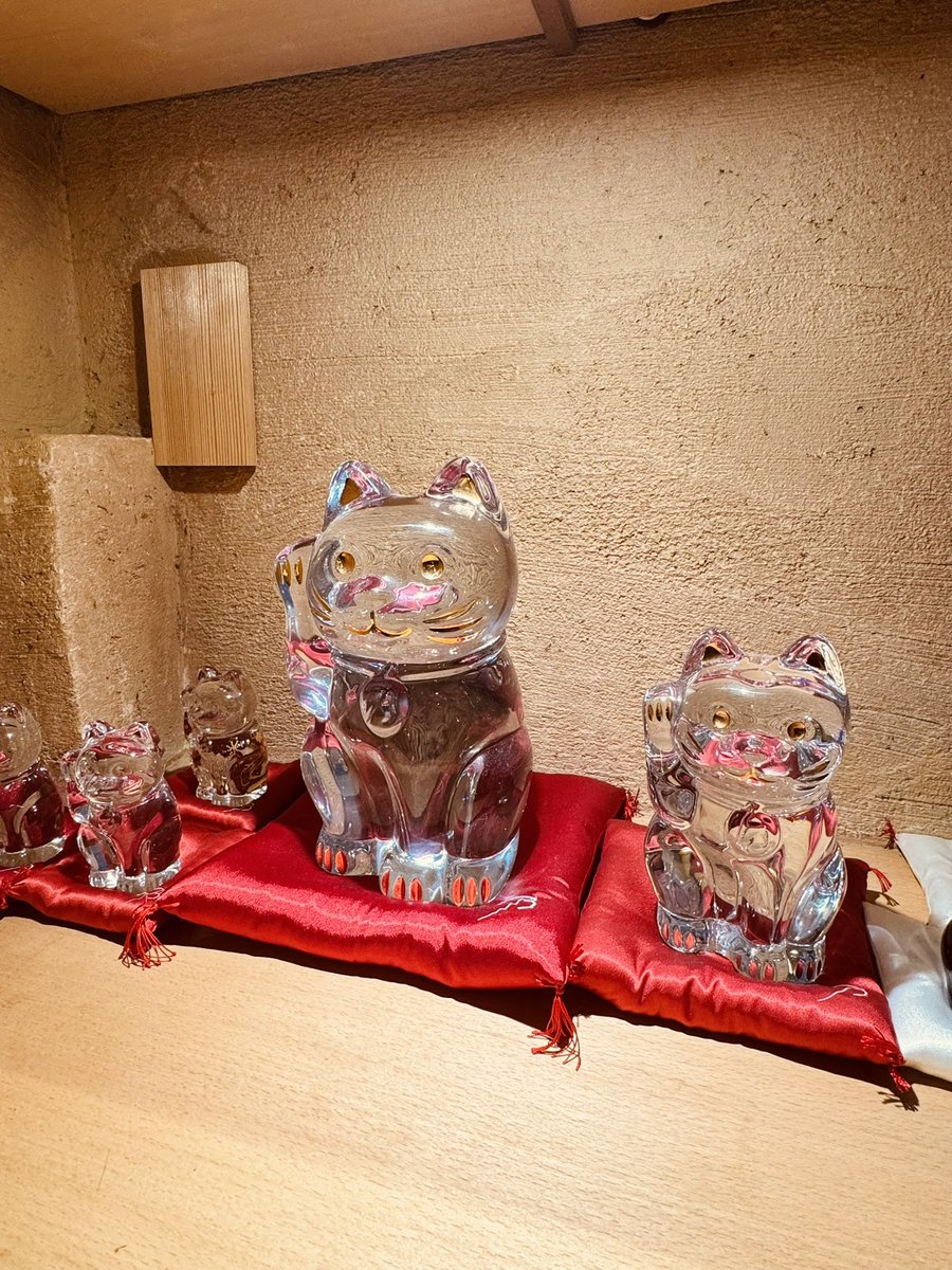 tomomikohno's tweet photo. 昨日のひとコマ
赤坂の椿さん
10周年おめでとうございます🎉
後ろにバカラの招き猫さんがたくさん

素敵な時間でした🫶 https://t.co/jcEAvp1u2g