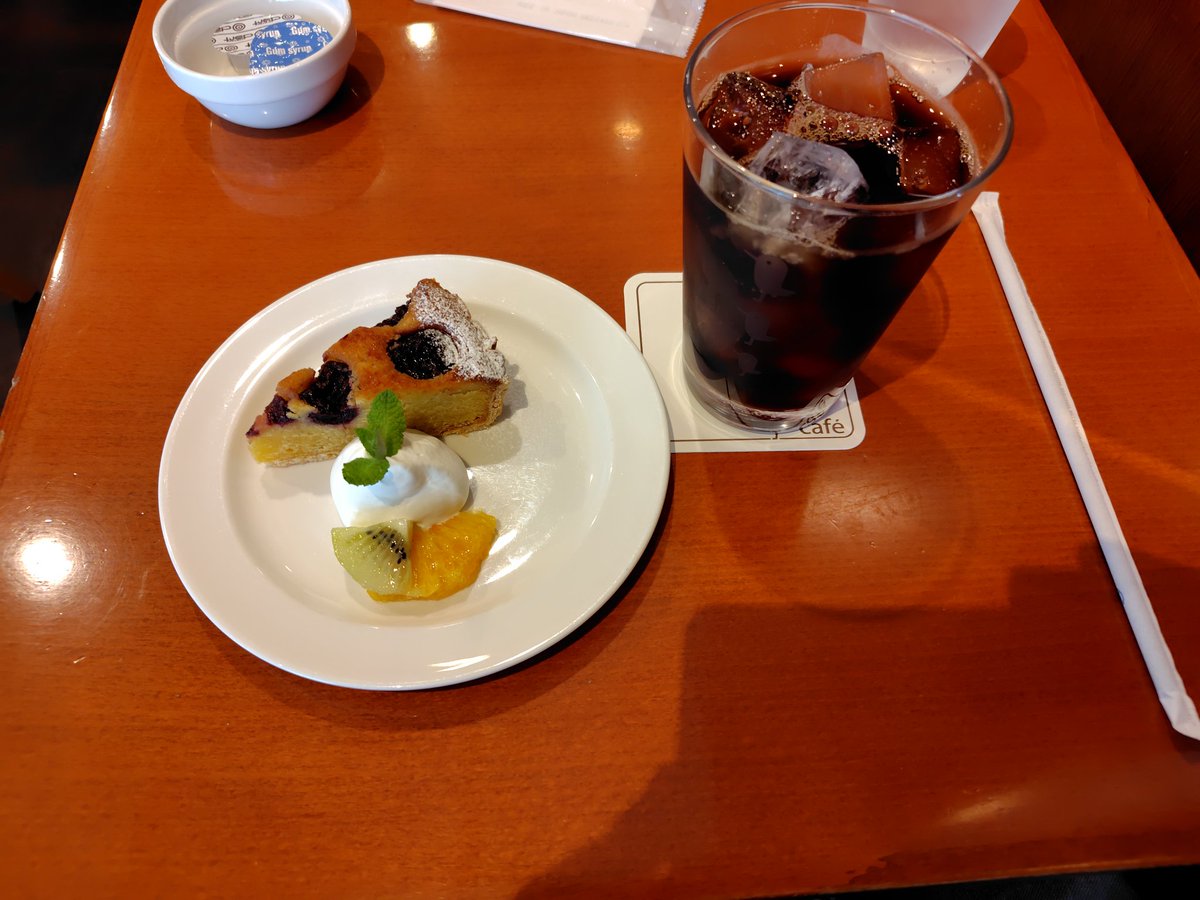 あてもなく高松市内を歩き回る
1時間近く歩いたから何となくで何となくのカフェに入る

ワイ企画の旅行に人誘えないのこういうとこなんだよな
いきたい所以外行くとこ考えるのめんどくさいけど早く帰りたくはないっていうめんどくさいやつムーブ出すから 