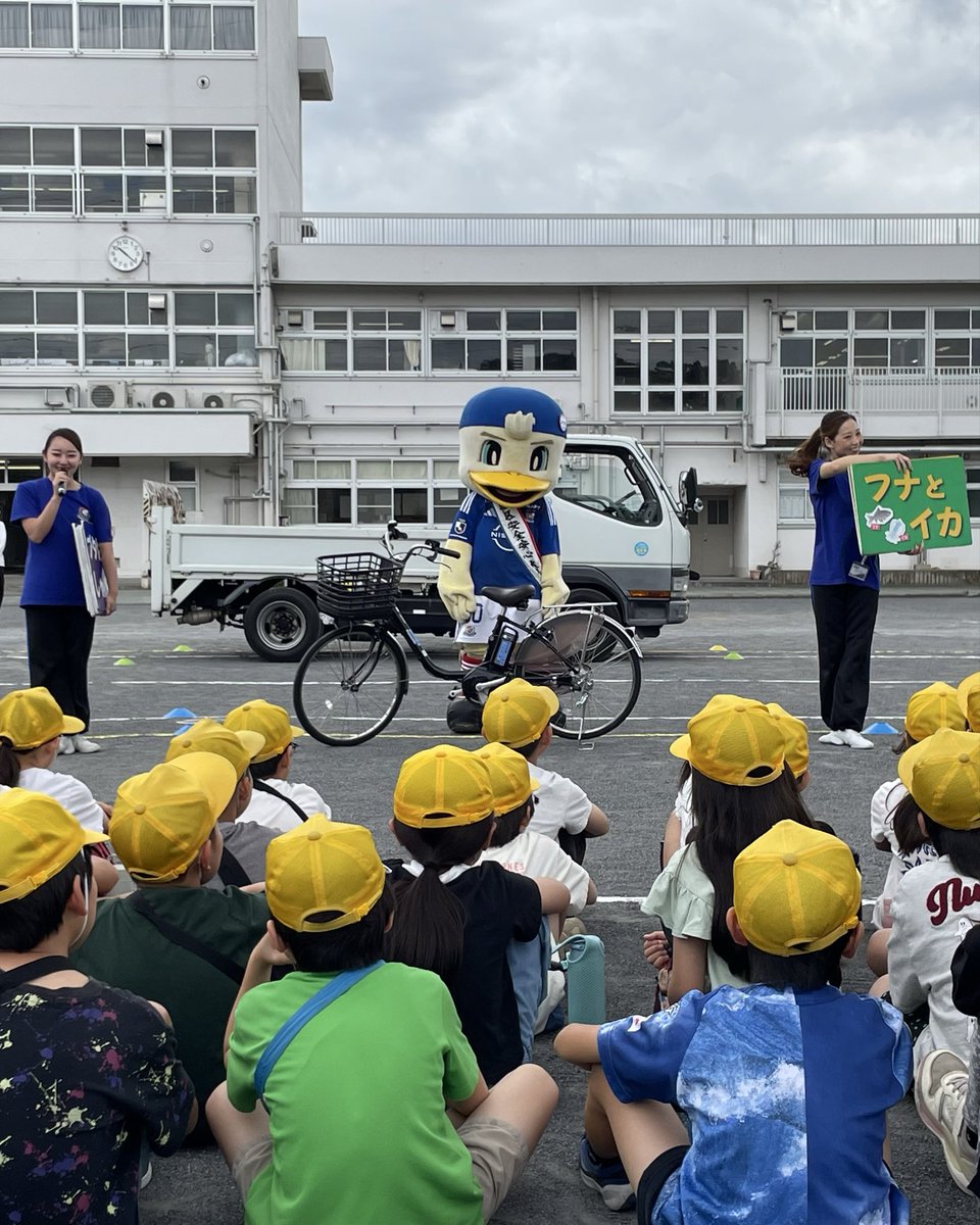 TMermaids's tweet photo. 本日はSatomiとMeguが #はまっ子交通あんぜん教室 のお手伝いをしに新吉田第二小学校へ行ってきました🏫

道路で守るお約束は覚えていますか？🚥
「信号を守る」
「道路に飛び出さない」
「道路で遊ばない」
この３つの言葉を思い出してくださいね🚗

#トリコロールマーメイズ https://t.co/YfnqJN39oC