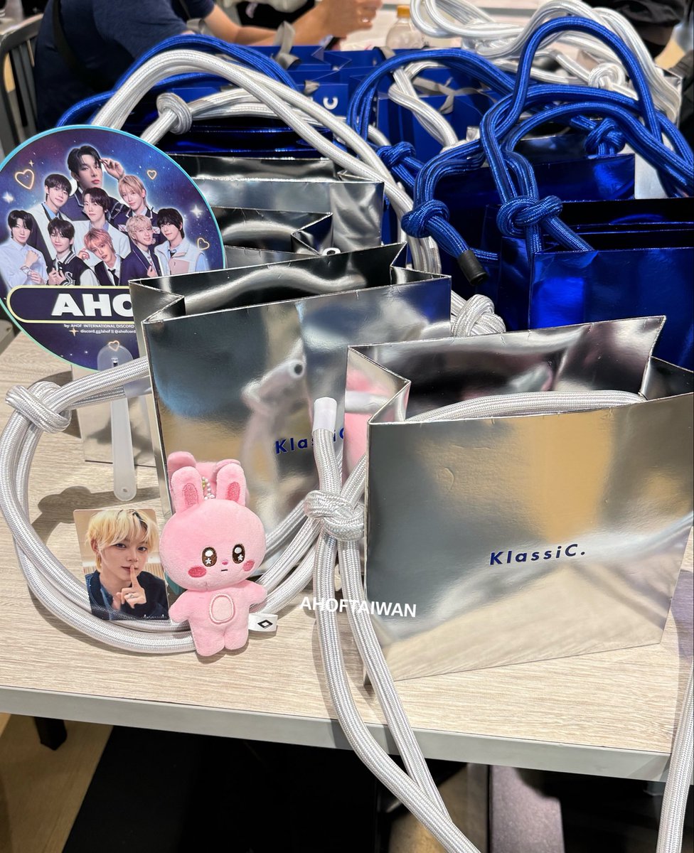 AHOFTaiwan's tweet photo. ARISE FOHAs and Aungdans!

And ofcourse AHOF Taiwan wouldn't miss to catch KlassiC x Solo Leveling collaboration with our own beloved AHOF Chihen!

The entire collection are still available at KlassiC stores around Taiwan and throughout their official website (https://t.co/UQYgBsO5mf)
Don't miss the chance to own these collection and get exciting freebies awaiting just for you!

We also want to thank @AHOF_N_America for their support and it’s our pleasure to assist you! 

LEVEL UP WITH CHIHEN 
#CHIHENxKlassiC
#簡志恩全面升級
#즈언 #CHIHEN
#AHOF #아홉 
@AHOF_official