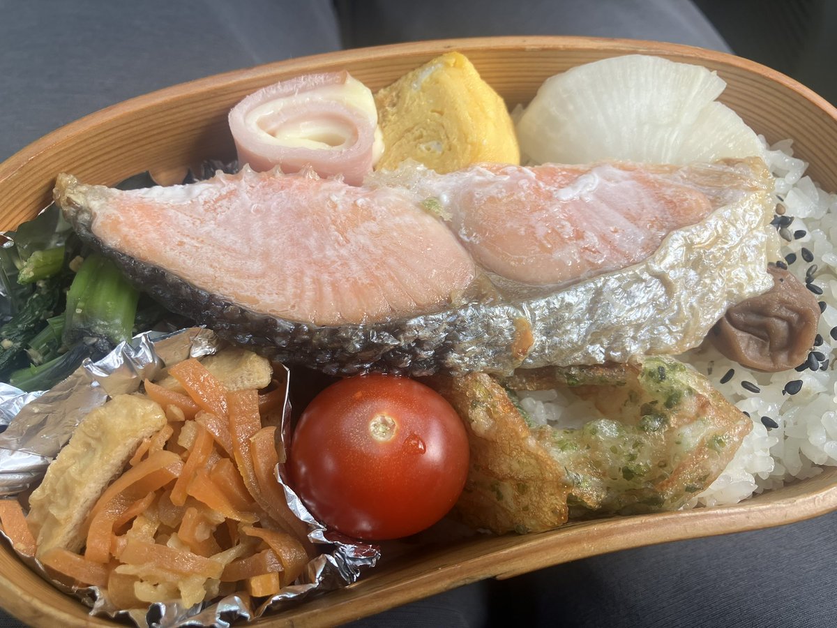 ssmahoWeb's tweet photo. 今日の、高校生の娘が作ってくれたお弁当は珍しく和風。
昨夜「今日好き」を見ながら、切り干し大根を炊いていたっけ。
漬物も、ちくわの磯辺揚げも、全部手作り。
わが子ながら、どーなってんの⁈と思わずにはおれない！ https://t.co/BuSLGx2eZg