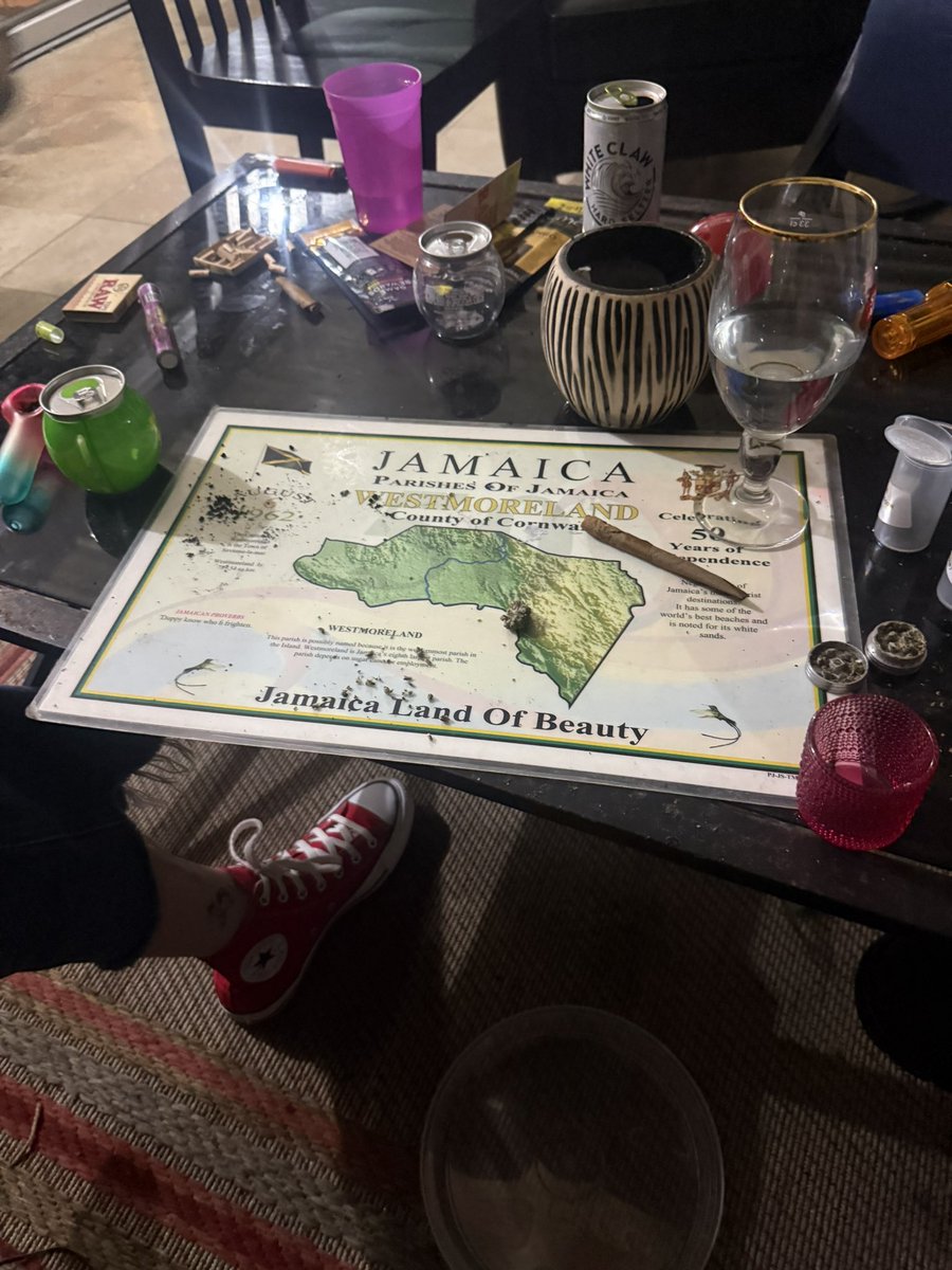 james_ramblings's tweet photo. sorry dude we dont have a tray. we got jamaica though you could roll on that https://t.co/Ah1iADbRvt