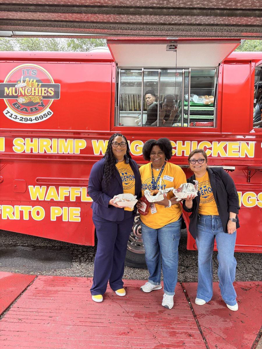 FLeiva83730's tweet photo. What a great Roadrunner Roundup💙💛 We loved welcoming our newest @RidgemontELC and @RME_Roadrunners families, showcasing our campus, and building excitement for the year ahead. Great food, music, and wonderful conversations.@DrJarethaJorda @SSaenzPhillips https://t.co/AS58BHs3ir