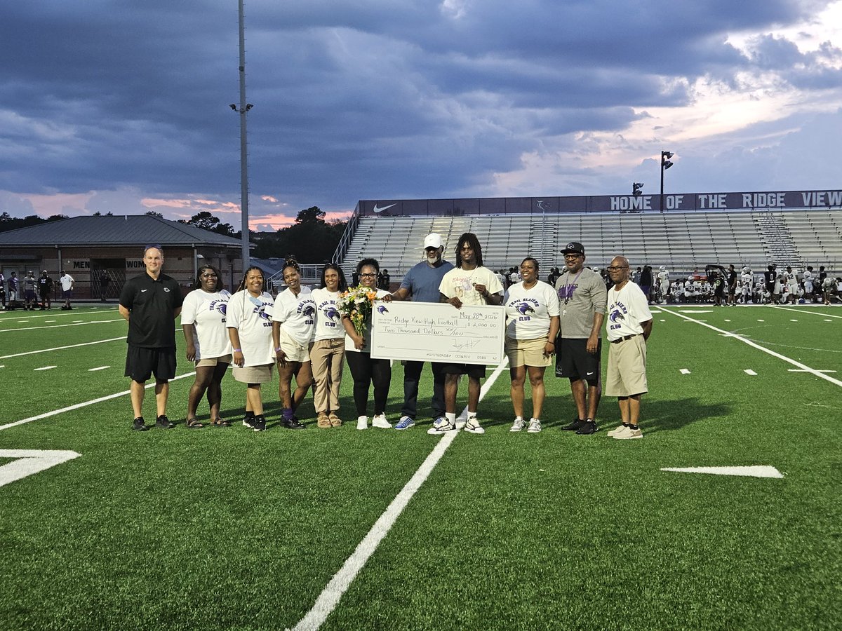 RidgeViewF_Ball's tweet photo. We want to thank @JordonGidron  for sowing a seed back into our program with a $2000 donation. We thank you Jordon, we love you, and you will always  be a Blazer!! https://t.co/MrevKt9sl0