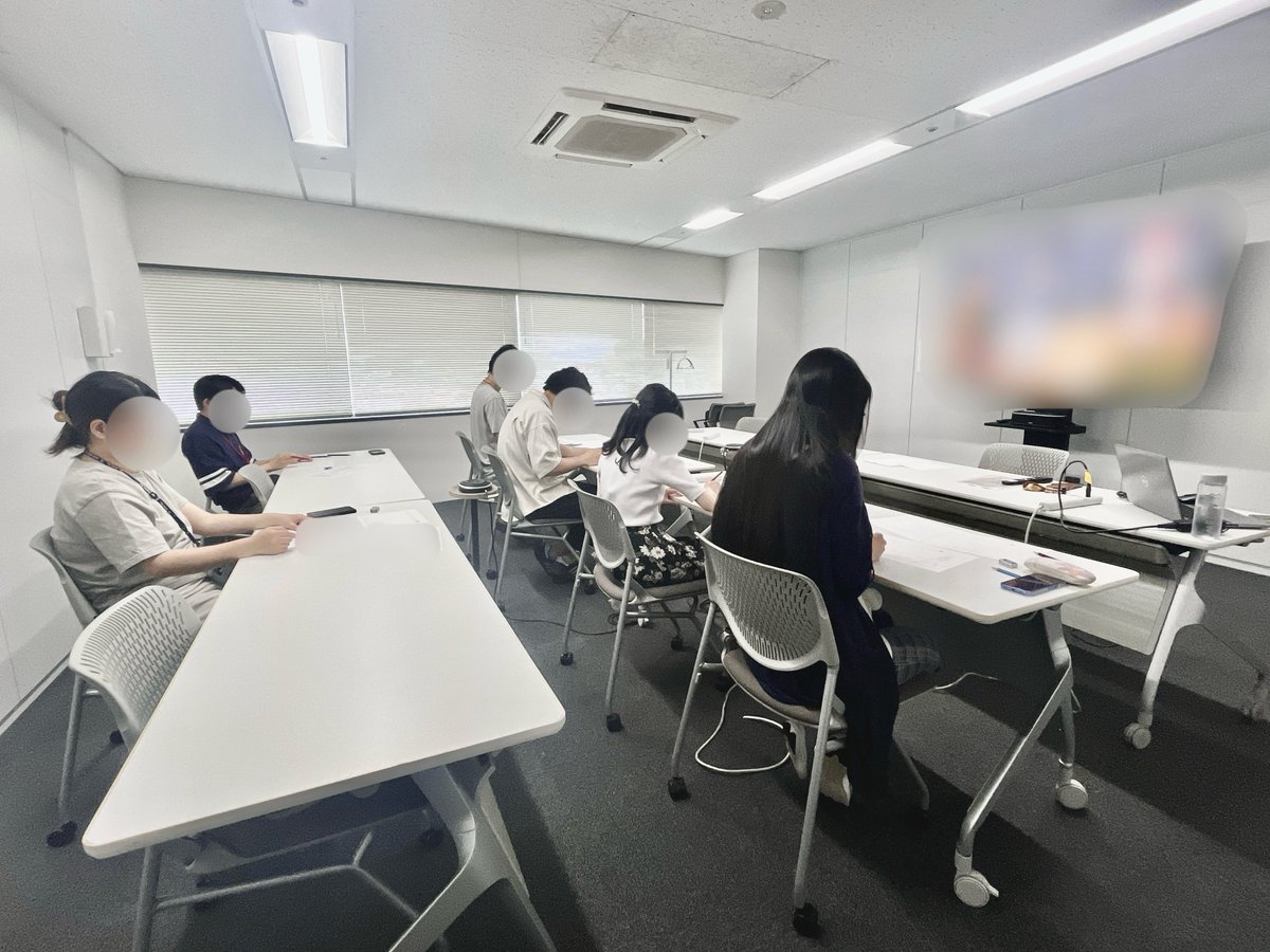 OLMGroup's tweet photo. 昨日は、定期的に開催している演出グループ主催の模写会がありました！
アニメや実写作品の一場面を模写し、パースを捉える力やレイアウトの構成力を鍛えることが目的です💪🏻
お互いの描いたものを見せ合いディスカッションすることで、スタッフ同士の交流を深める場にもなっています🌟 https://t.co/EZKl3MvpIu