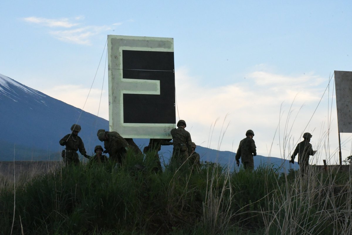 JGSDF_Komakado's tweet photo. ＃駒門駐屯地 に所在する ＃機甲教導連隊 は6月7日㈰に実施される令和8年度富士総合火力演習に向け日夜練成訓練を実施しています。今回はそんな総火演の裏方の紹介です。
射撃をするのもこの人達無しでは出来ません!監的(標的)班!
早朝から夜間まで鉄板製の重い的を設置・撤収してくれてありがとう https://t.co/99WMrSuOrQ