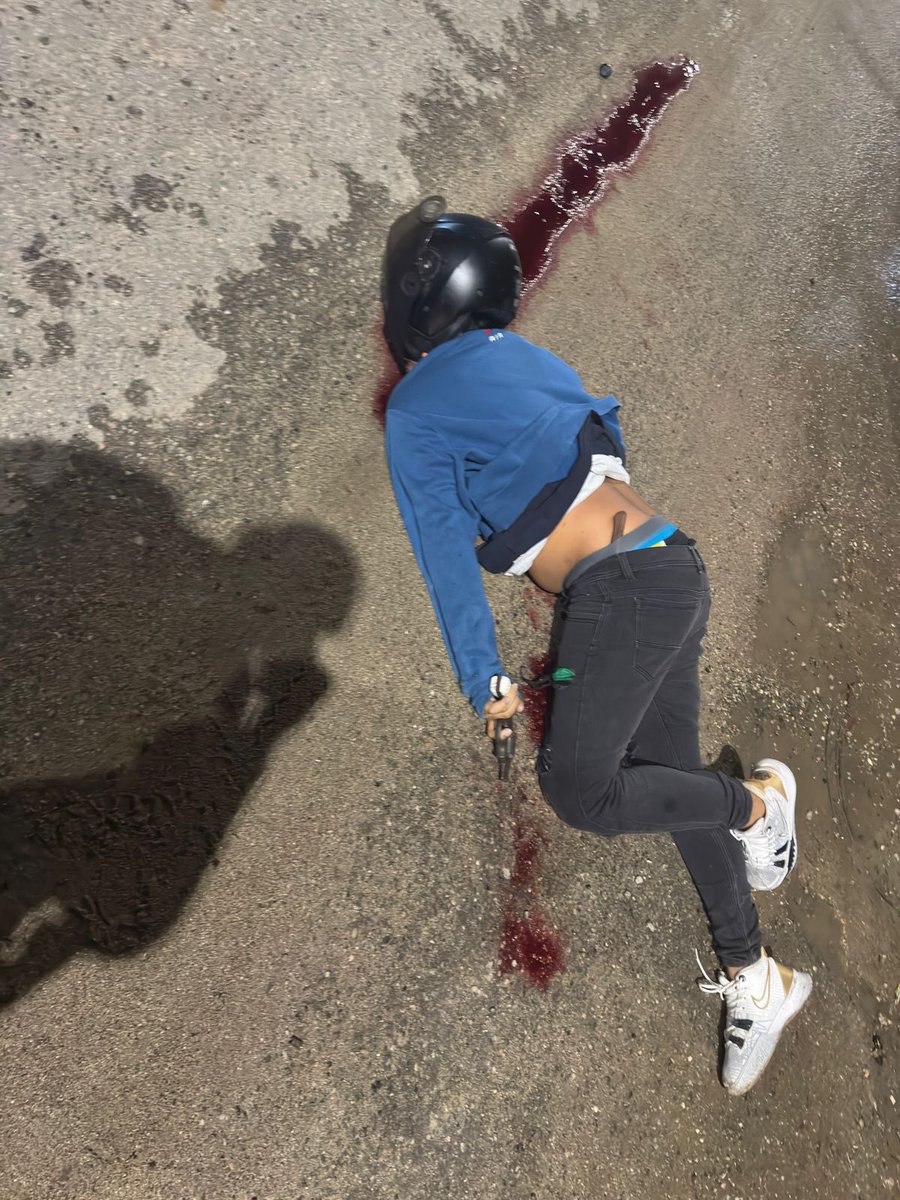 AvisperoCom's tweet photo. Ya era hora de que la Policía Metropolitana de Bucaramanga actuara con contundencia frente a estos delincuentes que vienen acabando con la vida de las personas.
Felicitaciones a la Policía Nacional, especialmente a la @PoliciaBmanga , de parte de El Avispero. https://t.co/jgKsR2ZJMm