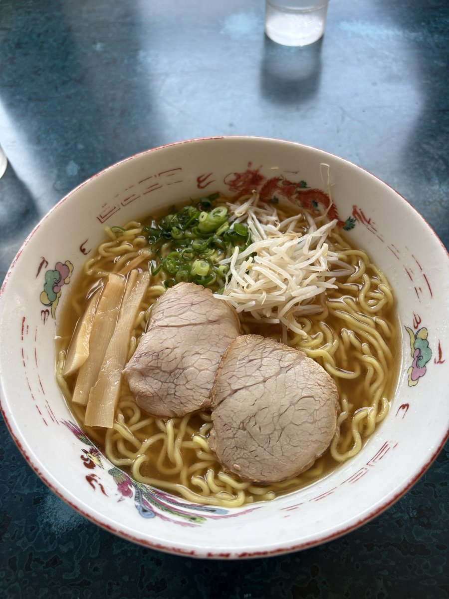 rocket5715k's tweet photo. 中華そば大平楽（松江）
ラーメン大盛り🍜
入った瞬間スープの香りとノスな雰囲気良いなぁ☺️昔懐かしい豚骨醤油にやや縮れた麺がメッチャ美味い😋コショウを少しかけるとビシッと好みの味に決まりあっという間にスープまで完飲🙏並みだと450円❗️令和の時代に昭和の良きラーメンがまだ存在してました🥹 https://t.co/HVdIxZRZlk