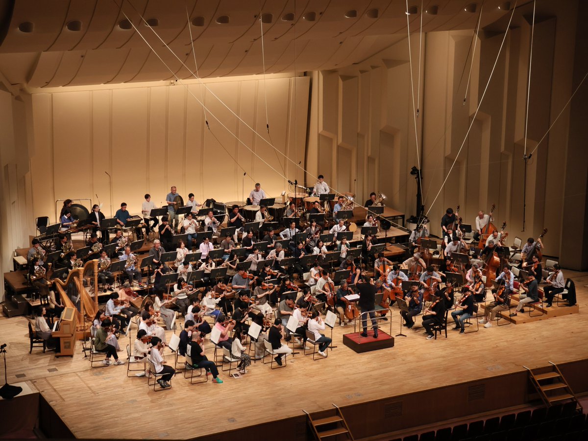 NHKSO_Tokyo's tweet photo. #N響 5月定期公演Cプログラム
5月29日(金)・30日(土) NHKホール

#nhkso #AndrisPoga

アンドリス・ポーガ指揮で本日から開催のN響5月定期Cプログラム。会場のNHKホールでゲネプロが行われました🎶

弦楽合奏によるヴァスクス《感謝の歌(2026)》(国際共同委嘱作品・日本初演)、大編成オーケストラによるショスタコーヴィチ《交響曲第4番》。両者が描き出す時代の光と影、静謐と激動のコントラストにご注目ください。

本日5/29(金)は19:00開演。
当日券はWeb🔗https://t.co/RLfV44uz63 のほか、18:00から会場でも販売いたします🎫
明日5/30(土)14:00開演の2日目もチケット発売中です。

ぜひ会場でこの響きをお楽しみください。皆さまのご来場をお待ちしております✨

［公演詳細］
第2065回 定期公演 Cプログラム
5月29日(金) 開演 7:00pm
🔗https://t.co/5lWS2V4CSh
5月30日(土) 開演 2:00pm
🔗https://t.co/2CtEWEbRfV