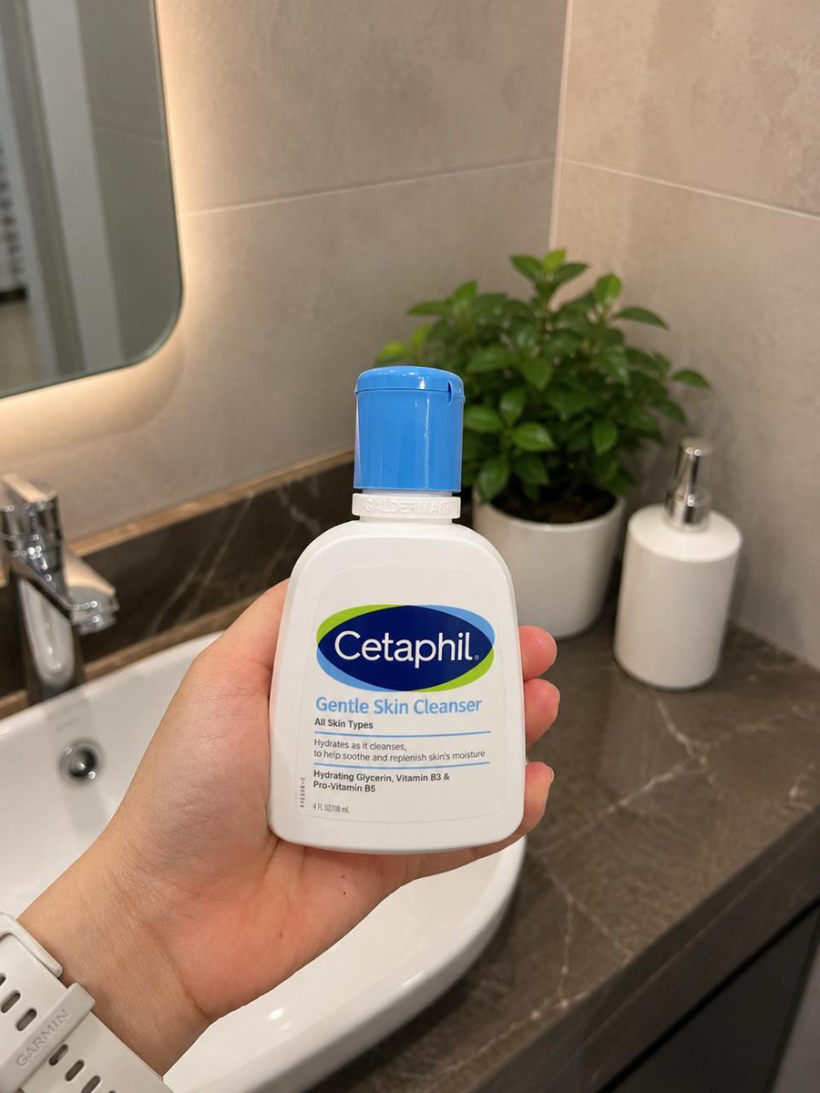 dayaszy's tweet photo. Kalo kulitnya berkilang minyak, pakainya yang lotion
Kalo kulitnya kering kerontang sampai kayak ular ganti kulit, pakainya yang cream
Nihh yang pada nanyain linknya, ga ada utang ya bess!

Cleanser: https://t.co/WSWJBGZ8AR
Pelembab : https://t.co/RuP7x4X1nL https://t.co/9gBmhjavRO