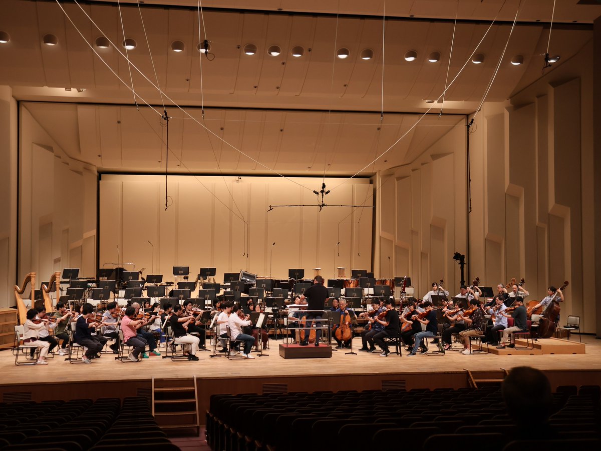 NHKSO_Tokyo's tweet photo. #N響 5月定期公演Cプログラム
5月29日(金)・30日(土) NHKホール

#nhkso #AndrisPoga

アンドリス・ポーガ指揮で本日から開催のN響5月定期Cプログラム。会場のNHKホールでゲネプロが行われました🎶

弦楽合奏によるヴァスクス《感謝の歌(2026)》(国際共同委嘱作品・日本初演)、大編成オーケストラによるショスタコーヴィチ《交響曲第4番》。両者が描き出す時代の光と影、静謐と激動のコントラストにご注目ください。

本日5/29(金)は19:00開演。
当日券はWeb🔗https://t.co/RLfV44uz63 のほか、18:00から会場でも販売いたします🎫
明日5/30(土)14:00開演の2日目もチケット発売中です。

ぜひ会場でこの響きをお楽しみください。皆さまのご来場をお待ちしております✨

［公演詳細］
第2065回 定期公演 Cプログラム
5月29日(金) 開演 7:00pm
🔗https://t.co/5lWS2V4CSh
5月30日(土) 開演 2:00pm
🔗https://t.co/2CtEWEbRfV