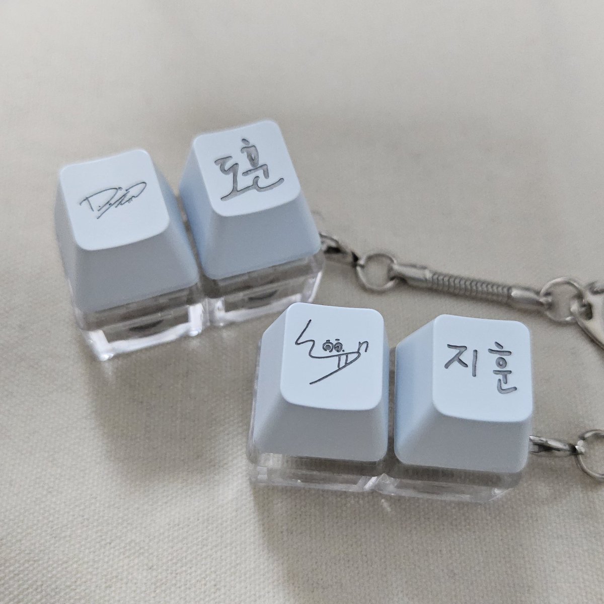 tws_jh06's tweet photo. 그,, 제가 투어스 키캡키링을 만들었는데요,,
혹시 나눔하면 받을 사이 있나요?

RT+폼 작성
https://t.co/iY48PyzVJz
원하는 멤버 선택해주시면 멤버별로 랜덤추첨할게요!

참저삭 150rt https://t.co/RXmOwvBqin
