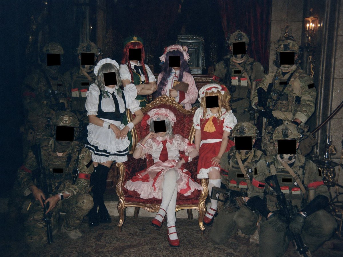 DovahkiinT58853's tweet photo. 【出所不明の流出写真】

この一枚は、後年になって匿名の記録媒体から発見されたとされる写真である。

写っているのは、幻想郷に現れる以前の紅魔館の関係者と思われる複数名と、顔を黒塗りにされた武装集団。

中央付近には、紅魔館の主人レミリア・スカーレット、妹のフランドール・スカーレット、紅美鈴、十六夜咲夜、パチュリー・ノーレッジと思われる人物が確認できる。

周囲にいる兵���たちは、いずれも外の世界の最新軍事装備に酷似した戦闘服、ヘルメット、通信装備、暗視装置らしきものを装着している。装備の統一性から、単なる護衛ではなく、何らかの組織的な私兵部隊、あるいは非公式作戦部隊だった可能性が指摘されている。

一部では、彼らは「レミリア・スカーレット直属の私兵」だったのではないかとも噂されているが、確かな記録は残されていない。

撮影場所、撮影者、撮影日時、そしてこの集合写真が何のために撮られたのかは一切不明。

ただひとつ言えるのは、この写真が撮られた後、紅魔館は外の世界から姿を消し、やがて幻想郷に現れたということだけである。

現在もこの写真の真相は確認されていない。

#touhou #Touhou_Project #東方二次創作