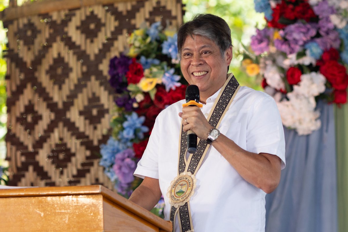 kikopangilinan's tweet photo. MAOGMANG AGRI FIESTA 2026, ALBAY! 🌾🎣

Isang karangalan ang makasama ang ating mga magsasaka, mangingisda, lokal na opisyal, at partner agencies sa Agri Fiesta 2026 na ginanap sa Albay Farmers Bounty Village sa Camalig, Albay.

Sa temang “Enhancing Productivity of Farmers and Fisherfolk Towards Resilience Amid Crises and Calamities,” malinaw ang ating layunin: palakasin ang kakayahan ng sektor ng agrikultura at pangingisda sa gitna ng lumalalang hamon ng klima at iba’t ibang krisis.

Ang Agri Fiesta ay paalala na ang agrikultura ay hindi lamang hanapbuhay — ito ay buhay at seguridad ng ating bansa. Kaya mahalaga ang innovation, suporta sa farmers at fisherfolk, at mga patakarang tunay na umaabot hanggang sa bukid at dagat.

Sa panahon ng krisis, hindi iisa ang solusyon kundi sari-saring suporta: pagpapalakas ng produksyon, kooperatiba, mas matibay na merkado, at direktang tulay mula producer hanggang consumer.

Dios mabalos kay Gov. Noel Rosal, Cong. Adrian Salceda, Ligao City Mayor Fernando Gonzalez, Guinobatan Mayor Ann Gemma Ongjoco, sa ating mga LGU, at sa lahat ng partners sa patuloy na pagsusulong ng mas inklusibo at mas resilient na agrikultura para sa Albay at sa buong bansa.

Masaganang ani, huli, at kita para sa ating mga magsasaka at mangingisda.

Para sa Albay. Para sa Pilipinas.