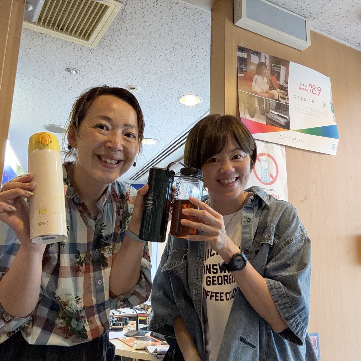 fmkita's tweet photo. 『Be Travel! Friday』スタートしました！
DJ #西村愛 がお届け！

西村家、水出しコーヒーを始めました！
コーヒー専用のマイボトルに入れて持ってきました。
コーヒー専用ということで、注ぎ口が広くて、コーヒーの香りがより楽しめる！洗いやすくて、お気に入りです！ https://t.co/81NNjHvr25