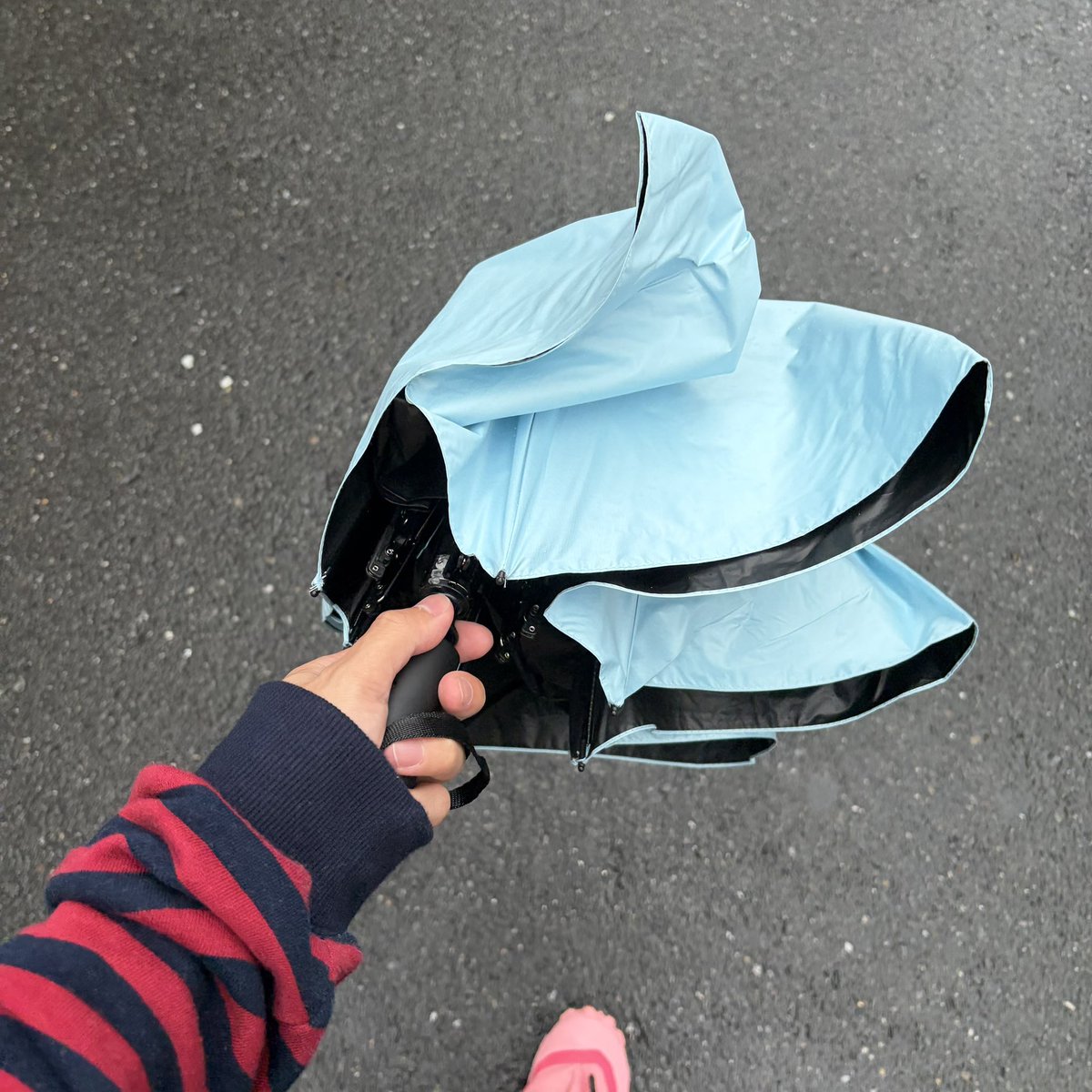 yutodesu04's tweet photo. 最近よく見かけるBlozey 傘🌦️
軽量なのに100%UVカット＆遮光機能付きで、しっかり日差し対策できるの優秀◎

動画のように段階式収納で使いやすいし、晴雨兼用だから急な雨でも安心なのが最高...  PR https://t.co/1a8La19oAM