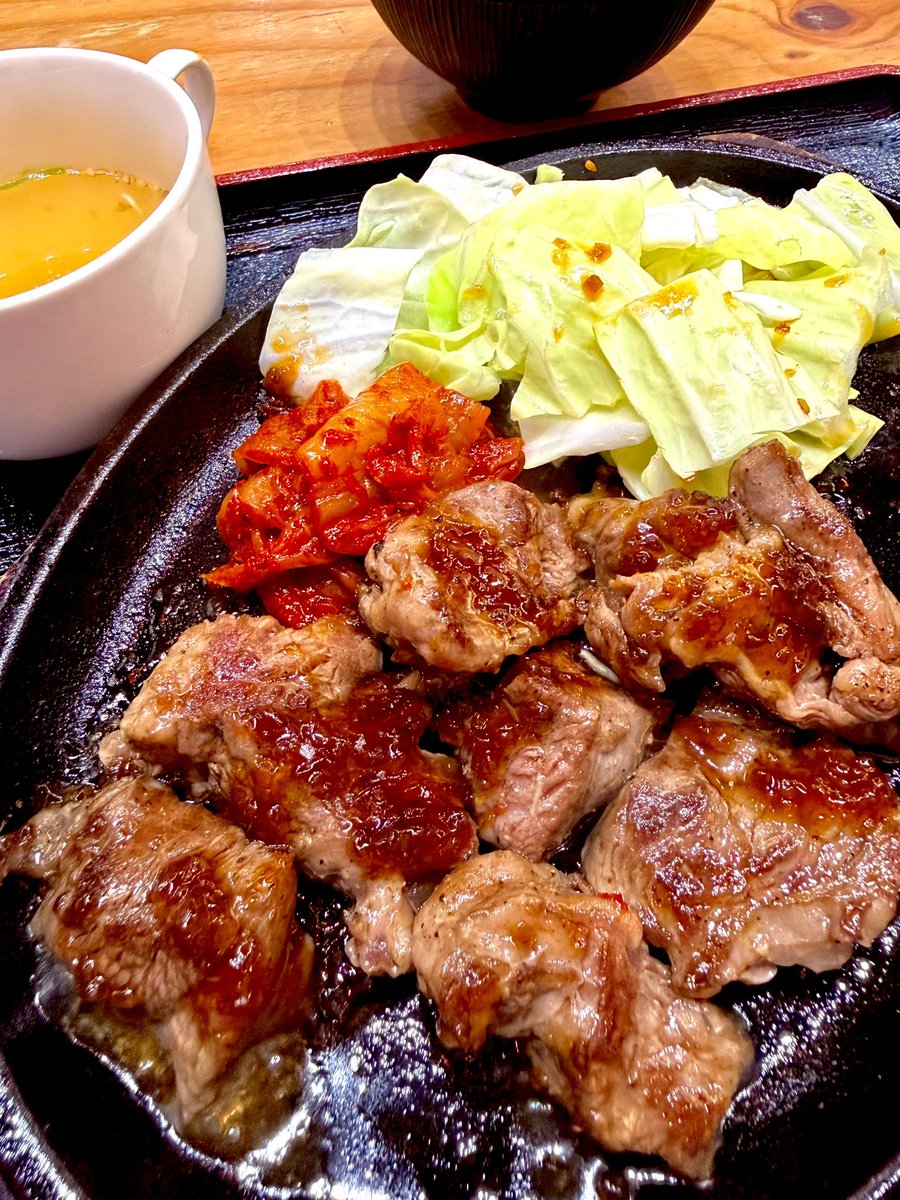 kolokololololo's tweet photo. 【鉄板リブステーキ】

限定ランチ1100円‼️

 キムチ、キャベツは
 セルフで食べ放題.ᐟ.ᐟ.ᐟ

紙エプロンもありがたい·͜· ❤︎ https://t.co/zUPAiCq6Ik