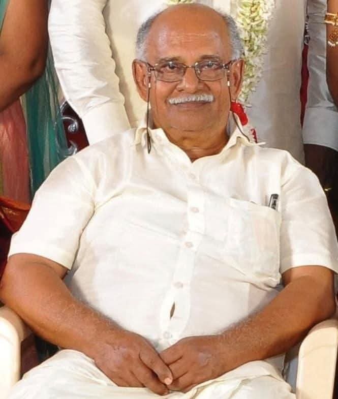 kosugumaran's tweet photo. பேராசிரியர் மு.திருமாவளவன் : தொப்பியும், ஜோல்னா பையுமே இவரது அடையாளம். ஓய்வுப் பெற்ற கல்லூரிப் பேராசிரியர். மார்க்சிய இலெனினிய கட்சியின் (வினோத்மிஸ்ரா அணி) செயல்பாடுகளில் முன்னணியில் இருந்தவர். கவிஞர் இன்குலாப் உடன் நெருங்கிப் பயணித்தவர். கல்லூரி ஆசிரியர் சங்கத்தில் செயல்பட்டவர். பேராசிரியர் சிவக்குமார் இவரும் இரட்டையர்கள் என்று சொல்லும் அளவுக்கு நெருக்கம். மாணவர்கள் நலனுக்காக அரும்பாடுபட்டவர். பேராசிரியர்கள் சிவக்குமார், அ.மார்க்ஸ், கல்யாணி, கோச்சடை, பழமலய், மறைந்த கேசவன் என இடதுசாரி சிந்தனையாளர்கள், செயற்பாட்டார்களுடன் நெருக்க இருந்தவர். நேரில் பார்த்தால் அந்தச் சிரிப்புடன் தோளில் தட்டி பேசித் தோழமையை வெளிப்படுத்துவார். மனித உரிமைச் செயற்பாடுகளை வெகுவாகப் பாட்டுவார். எங்கள் (அ.மார்க்ஸ், கோ.சுகுமாரன்) இருவரையும் 'நீங்கள் Fire Brandயா' என்று சொல்லி ஊக்கப்படுத்துவார். 1965-இல் இந்தி எதிர்ப்புப் போரில் அண்ணாமலைப் பல்கலைக்கழகத்தில் மாணவர்கள் ஊர்வலத்தின் மீது காவல்துறை நடத்திய துப்பாக்கிச் சூட்டில் மாணவர் இராசேந்திரன் கொல்லப்பட்டு ஈகியானார். அந்த ஊர்வலத்தில் கலந்துகொண்டவர்களில் இவரும் ஒருவர். இதுகுறித்து உங்களைச் சந்தித்துப் பேச வேண்டும் என்று கைப்பேசியில் அழைத்துப் பேசியது கடைசிப் பேச்சாக அமைந்துவிட்டது துயரம். அன்று மாணவப் பருவத்தில் உள்ளிருந்துக் கிளம்பிய போராட்டத் தீ நேற்று அணைந்துவிட்டது. உடல்நிலைக் காரணமாக அவரது இறுதி நிகழ்வில்கூட கலந்துகொள்ள முடியாமல் போனது துயரத்திலும் துயரம். தோழருக்கு #செவ்வணக்கம் 

#கோ_சுகுமாரன் 
#KoSugumaran